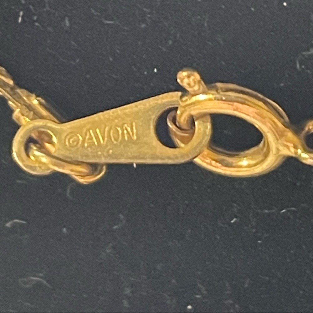 Avon Vintage Pendant with a Sapphire Blue Stone - Picture 5 of 7